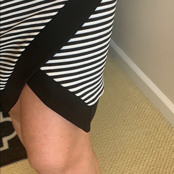 Striped V-neck dress - Picture 3 of 4